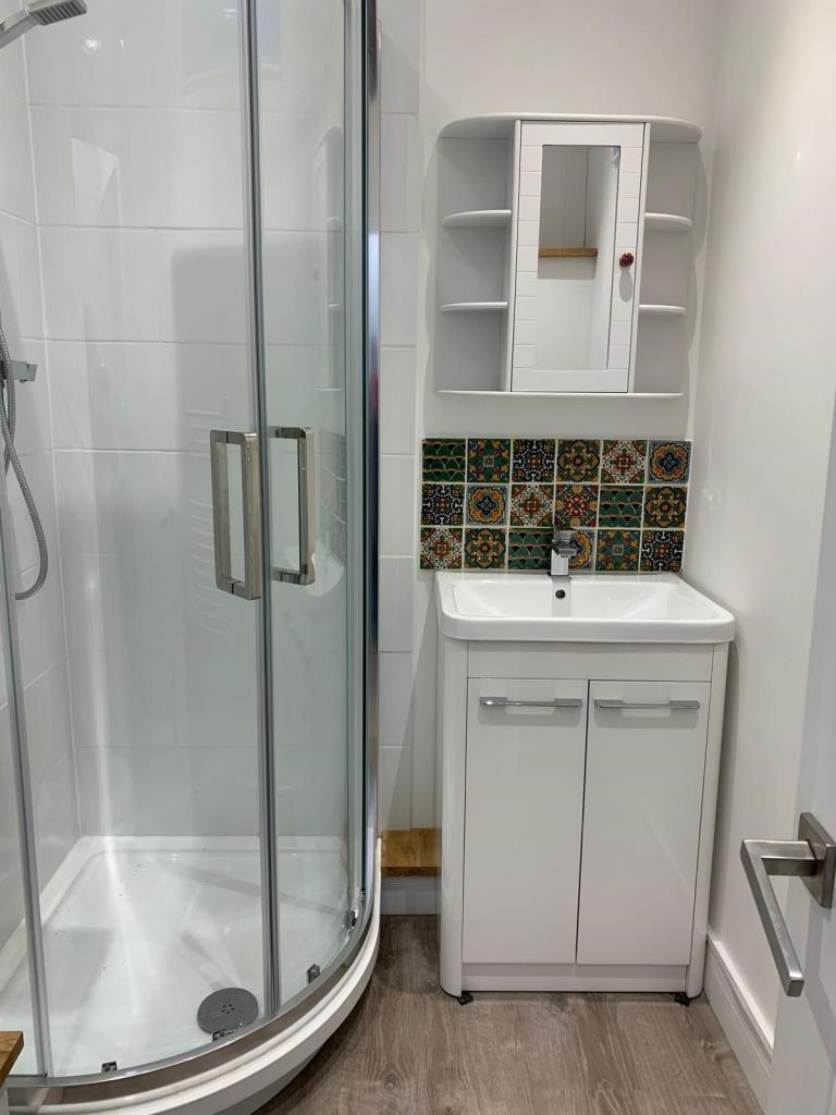 Lot: 94 - LEASEHOLD FLAT IN GOOD LOCATION - Shower Room